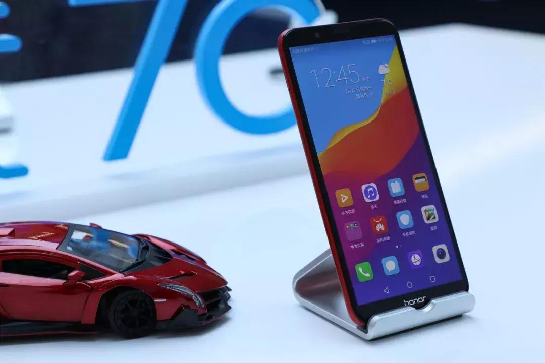 899元起，荣耀畅玩7C北京发布！千元机也有人脸识别、双摄美拍！