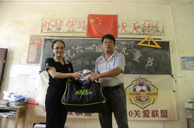 竟然有那么帅气的歪果仁教练来教踢球！这个六一真过瘾！