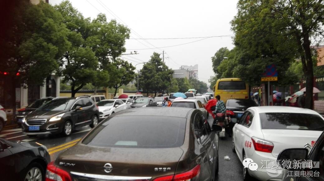 [市民爆料]出租车司机好猛啊|弱势群体真难|学校门前堵车