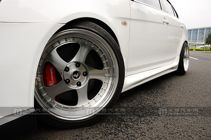 穿梭于繁华都市演绎着专属的姿态翼神