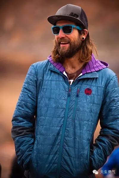 如何练边跑步边穿衣服,怎么样穿跑步服好看