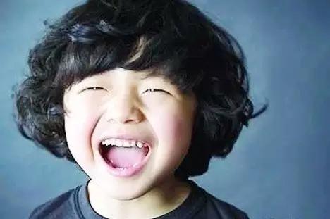 换牙时长歪的牙齿还能长正吗,八岁男孩刚换牙牙齿长歪怎么办