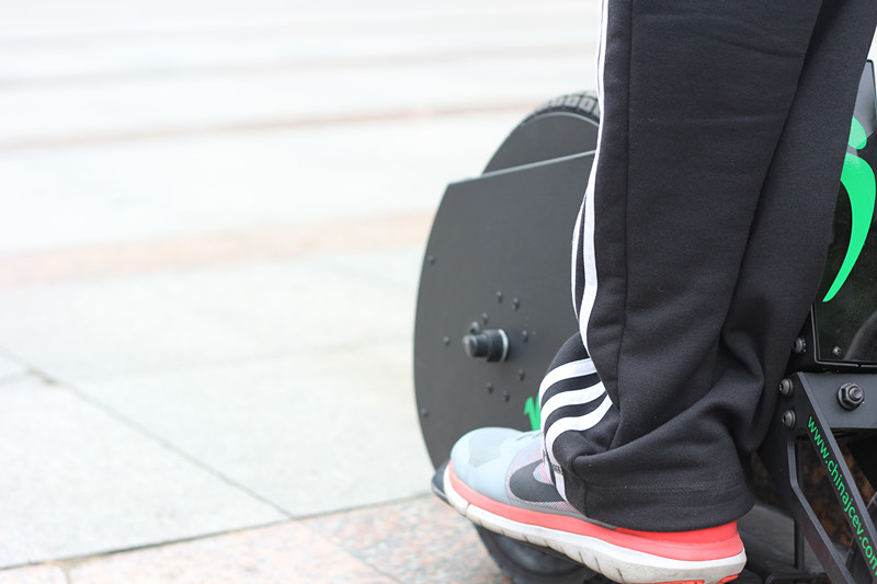 站着开车也很酷即酷立行电动车全体验