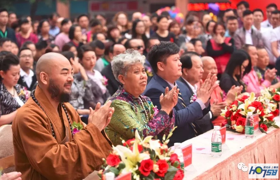 太壮观了!玉博城接待中心开放近万人围观,千万豪车、翡翠大秀、雄狮争霸激情上演