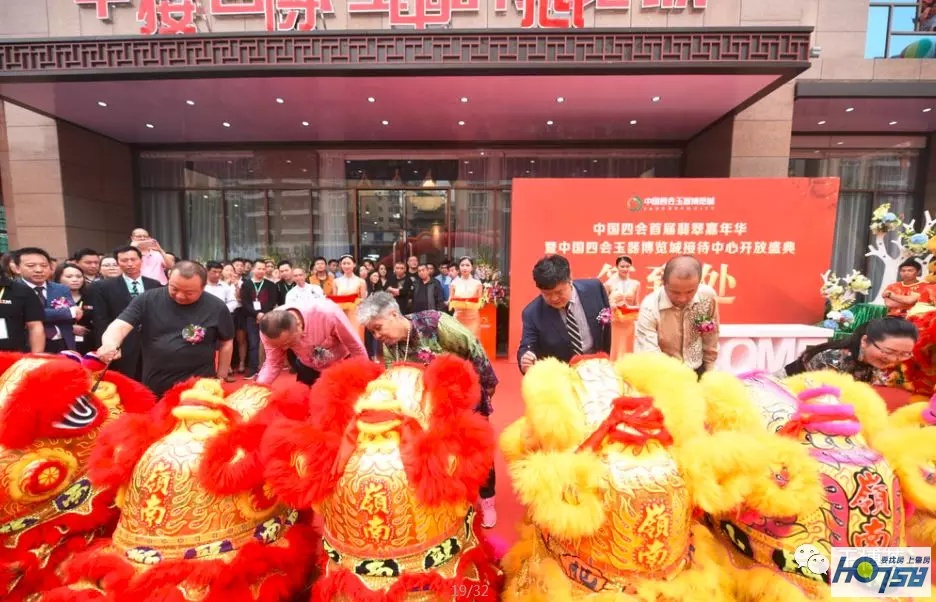 太壮观了!玉博城接待中心开放近万人围观,千万豪车、翡翠大秀、雄狮争霸激情上演