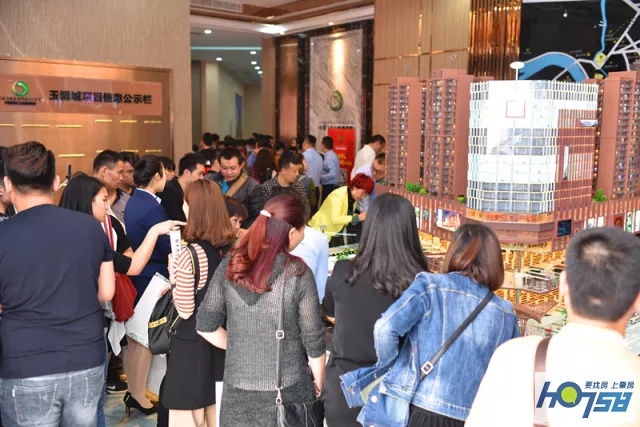 太壮观了！玉博城接待中心开放近万人围观，千万豪车、翡翠大秀、雄狮争霸激情上演