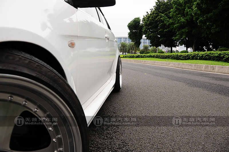 穿梭于繁华都市演绎着专属的姿态翼神