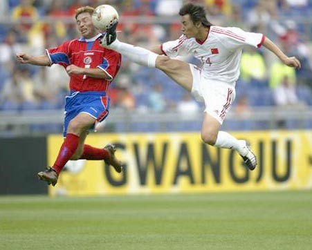 他被球迷称为“大头”头球出色却也曾被柬埔寨前锋戏耍