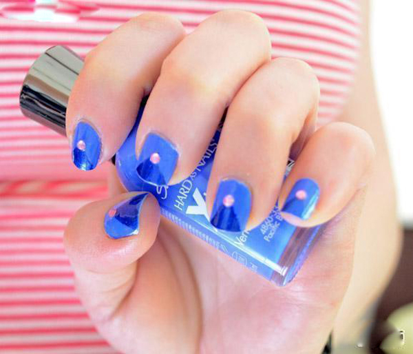 红色指甲油配哪种颜色指甲油好看,两种颜色的指甲油搭配技巧