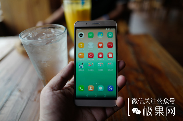 荣耀的这个电话充满心机，镜头竟可以翻转180°