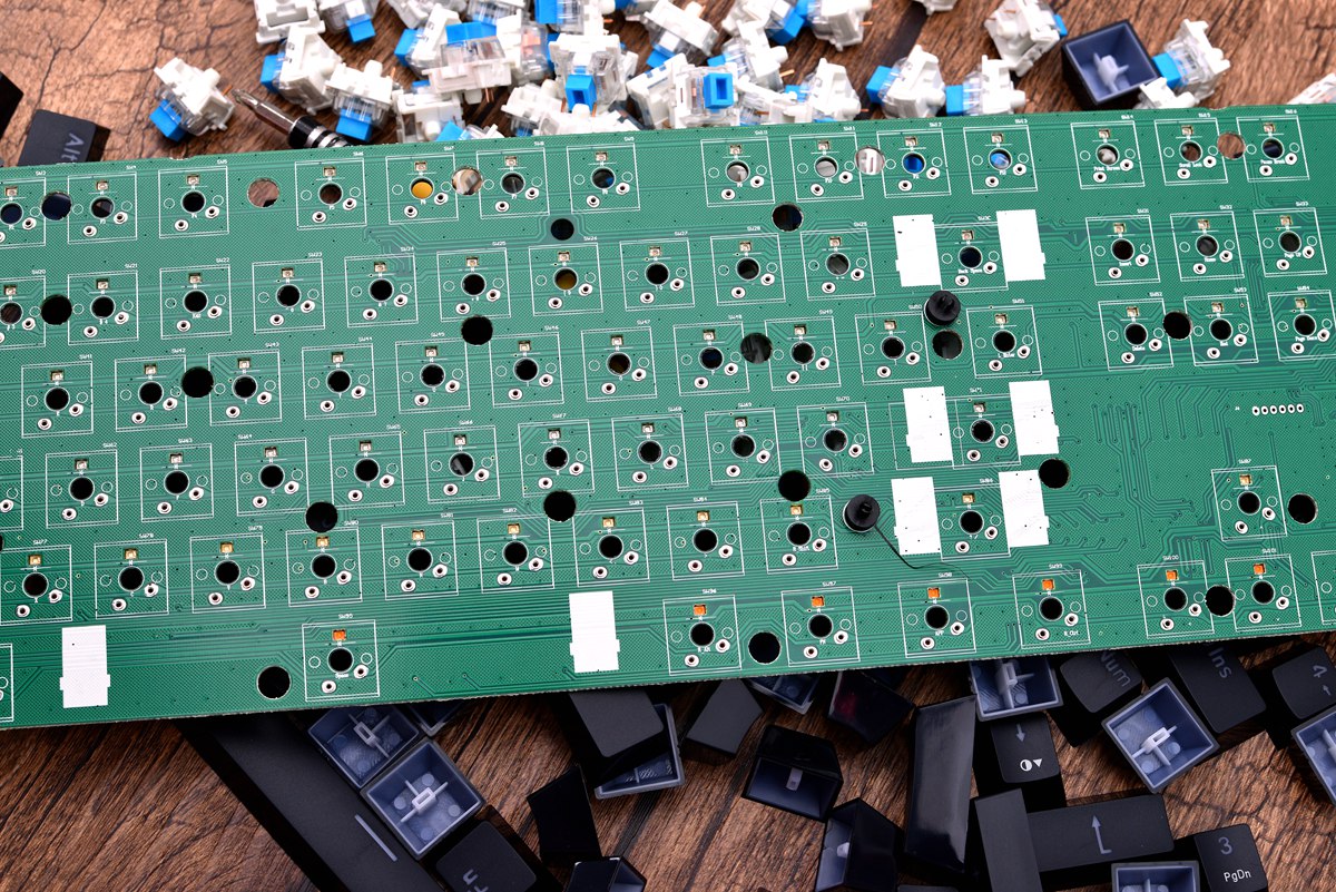 可换轴机械键盘走向2.0时代，E元素三防机械键盘对比拆解