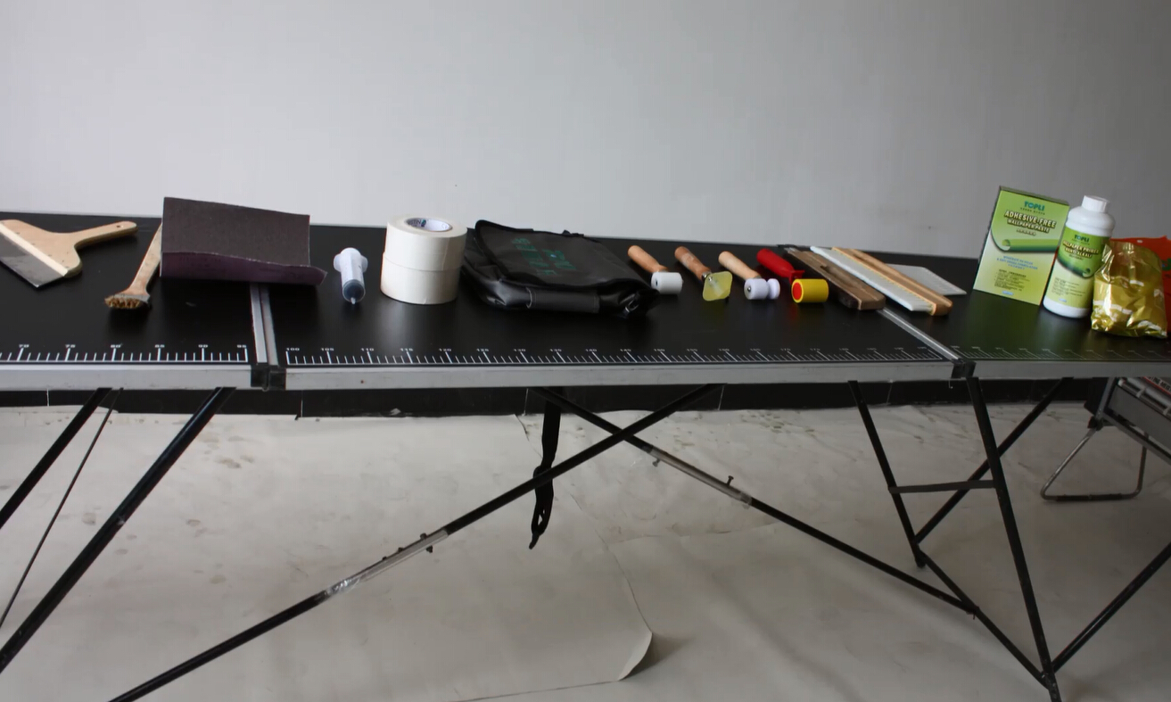 壁纸施工怎样避免溢胶,pvc壁纸怎么做到浓胶薄涂