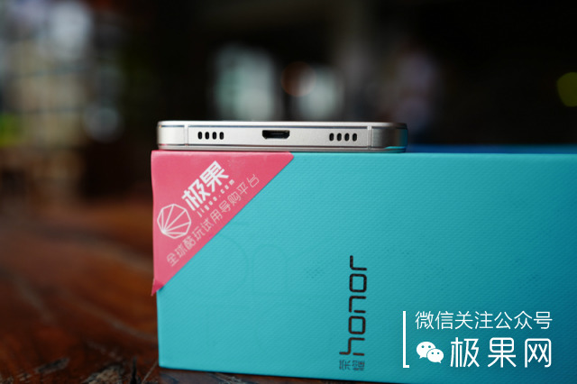 荣耀的这个电话充满心机，镜头竟可以翻转180°