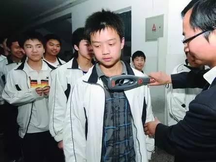 还记得你当年高考的作文题目吗,你还记得当年高考试题吗