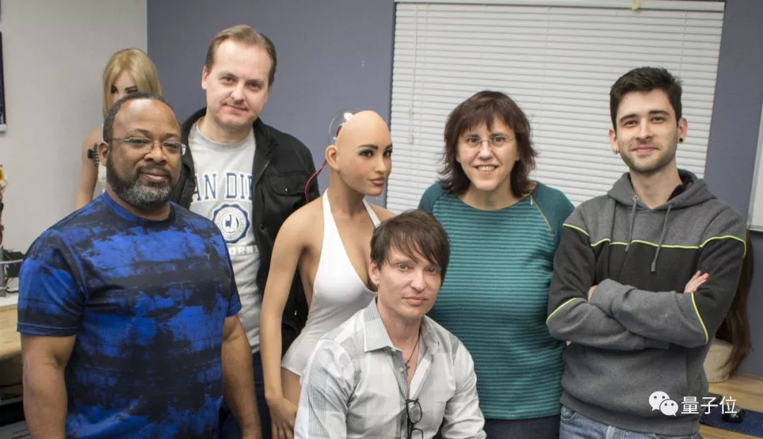 全球首个具有自己情感的机器人,世界第一ai人形机器人