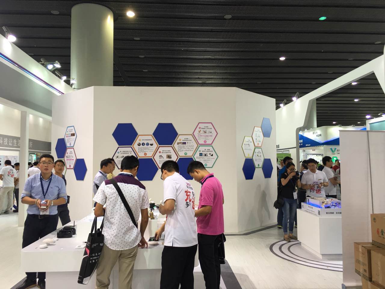 智能家居展览大场面,礼品产品展会现场人山人海