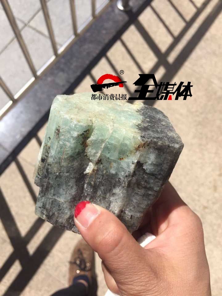 *疆新**这个地方遍地宝石，海蓝、碧玺、石榴石、绿柱石可劲儿捡