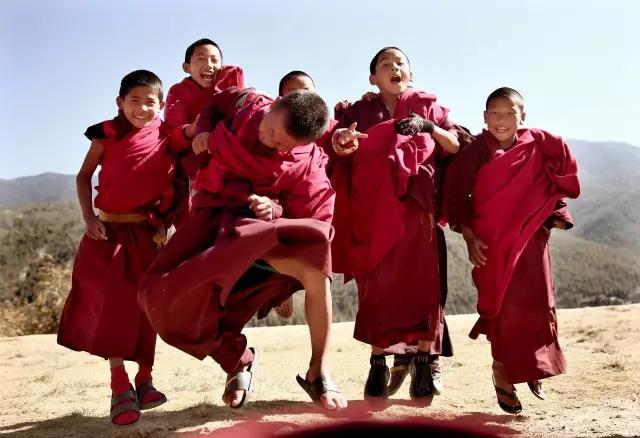 他有无数的旅行故事，还在拉萨开了家书店，收藏了上万部文艺电影