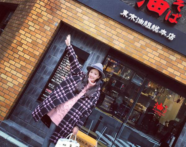 腊七腊八、冻掉下巴！寒意未减，喝碗腊八粥！千鸟格毛呢外套走起