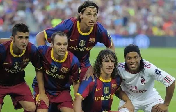 他们就这样坐在那条叫做青春的河流两岸相互看着对方