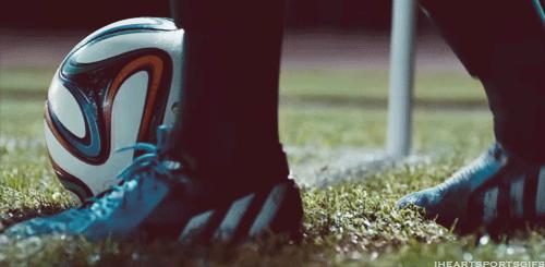 有棱条的足球鞋,综合性比较强的足球鞋推荐