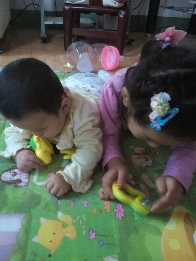 弟弟把姐姐嘴唇砸破,妹妹把姐姐手指咬哭了