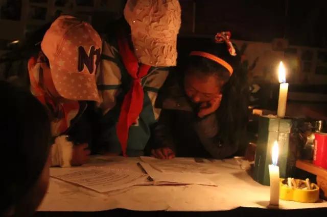 他有无数的旅行故事，还在拉萨开了家书店，收藏了上万部文艺电影