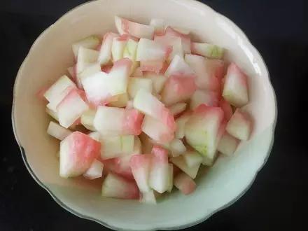 皮肤被晒伤了红痛用西瓜皮有用吗,西瓜皮治晒伤