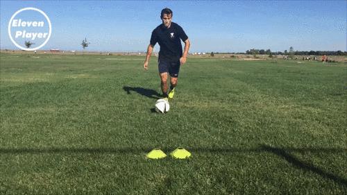 足球技巧8种过人教学,足球左扣右拨变向运球过人