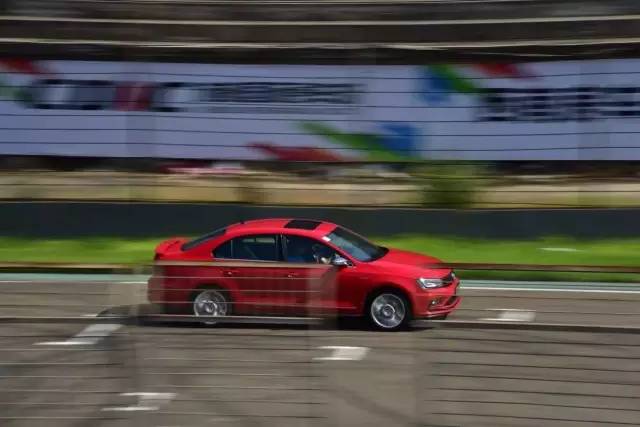 试驾新速腾GLI：请叫我肥臀GTI