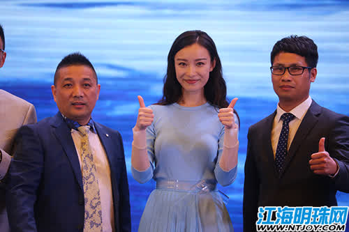 倪妮现身女神范十足,倪妮出席品牌大秀