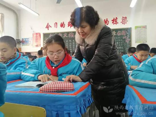 坚守讲台点燃理想：记渭城区道北小学教师周红侠