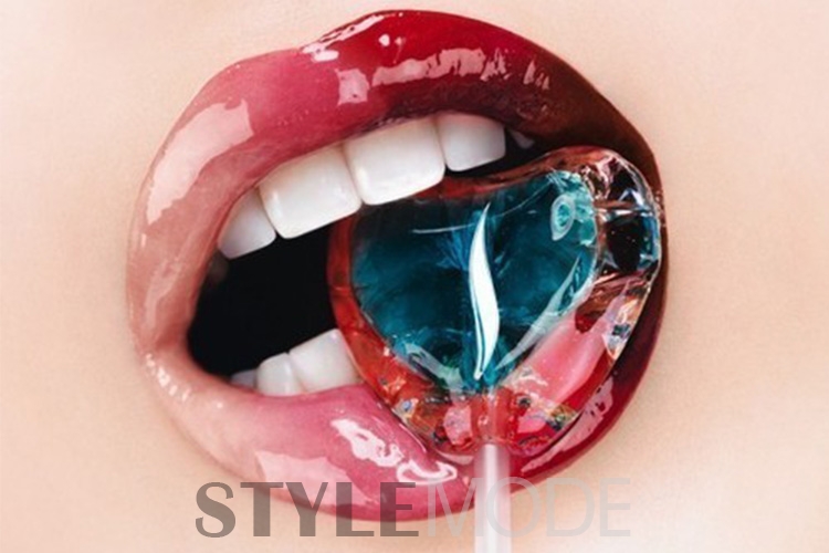 嘴唇就像涂了口红一样,嘴唇像布丁一样软