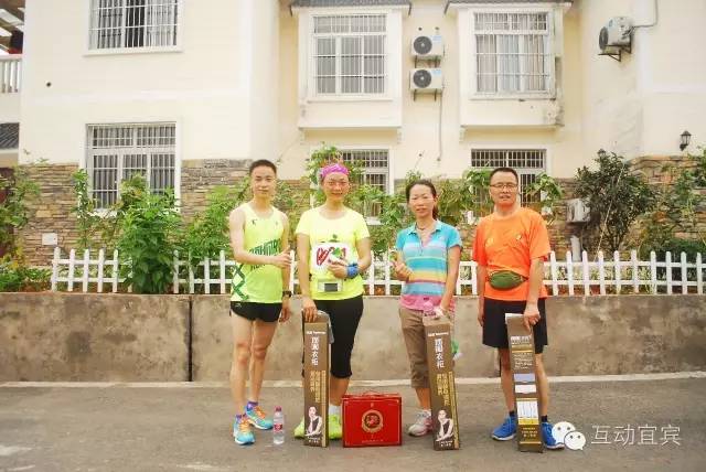 哇塞，龙头山好热闹，人人都在领奖品！