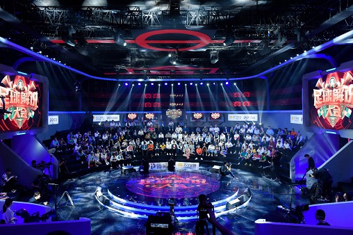 足球解说大会首播超燃,2022世界杯足球燃爆全场观众