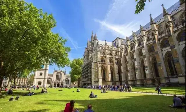 小编写完这条微信就请假去英国了，老板，这是我离英国最近的时刻