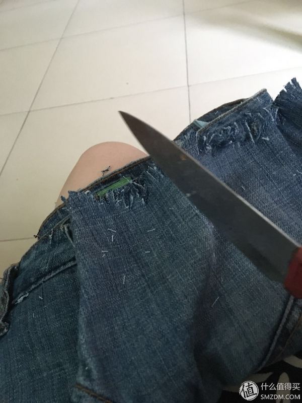 废旧紧身的牛仔裤怎么改短裤,旧牛仔裤改造短裤教程