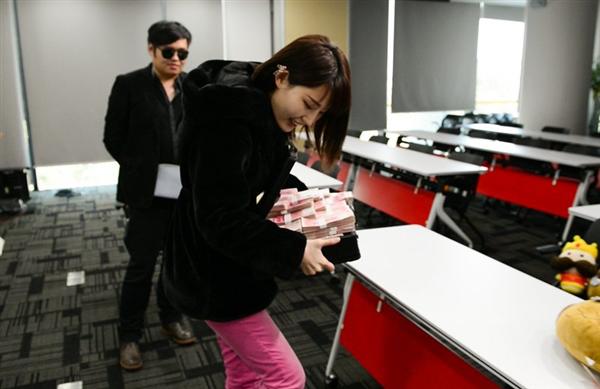 揭秘！美女直播年薪百万的真相~竟然是这样...