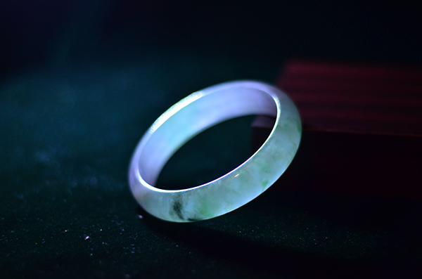 戴玉镯是人养玉还是玉养人,玛瑙手镯玉的手镯哪个养人