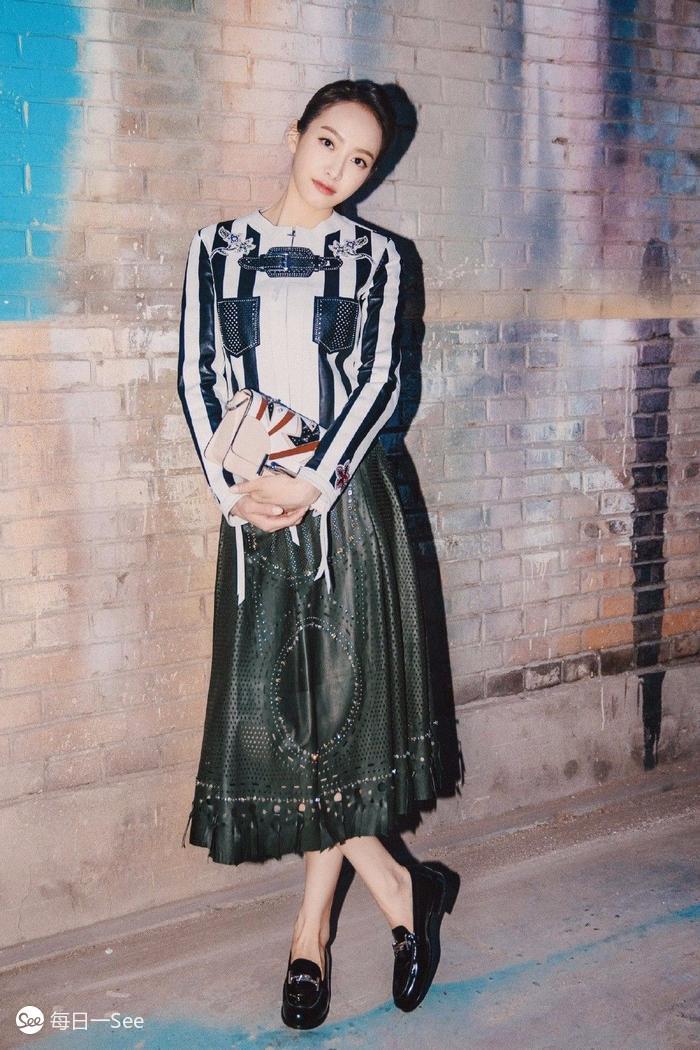 100个值得买的包包品牌,今年很流行宽肩带包包