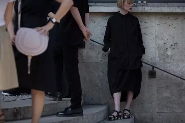 城里的人不懂城外人的快乐,城外的人原文