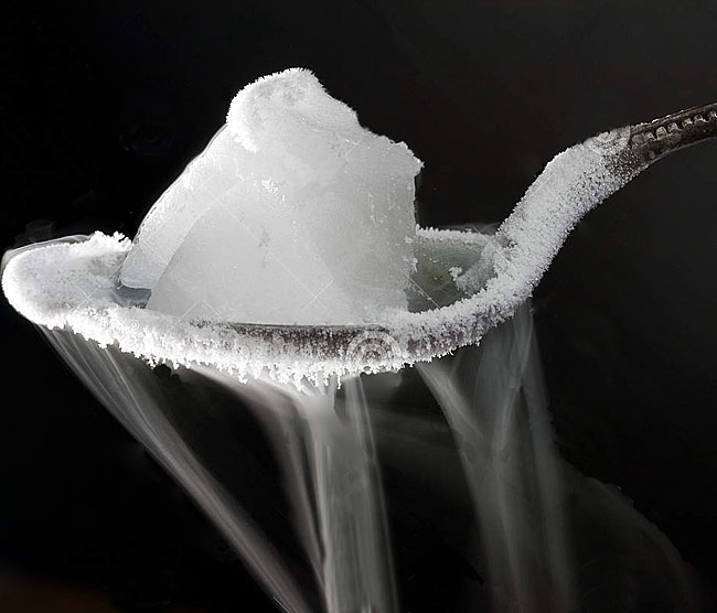 干冰跟冰块保鲜食物谁更好,用干冰给食品保鲜是什么原因