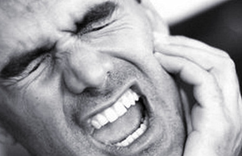 经常口腔溃疡牙龈肿痛是哪里上火,牙龈肿痛怎么判断是智齿还是上火