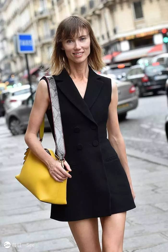 100个值得买的包包品牌,今年很流行宽肩带包包