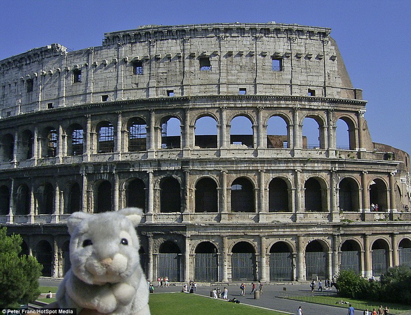 男子携带玩偶兔旅行20多国你想携带什么？