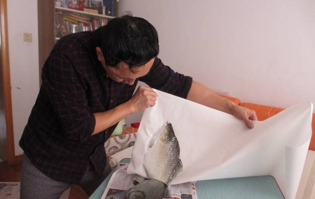 看到大鲫鱼就走不动了，立马买回去请大师做鱼拓