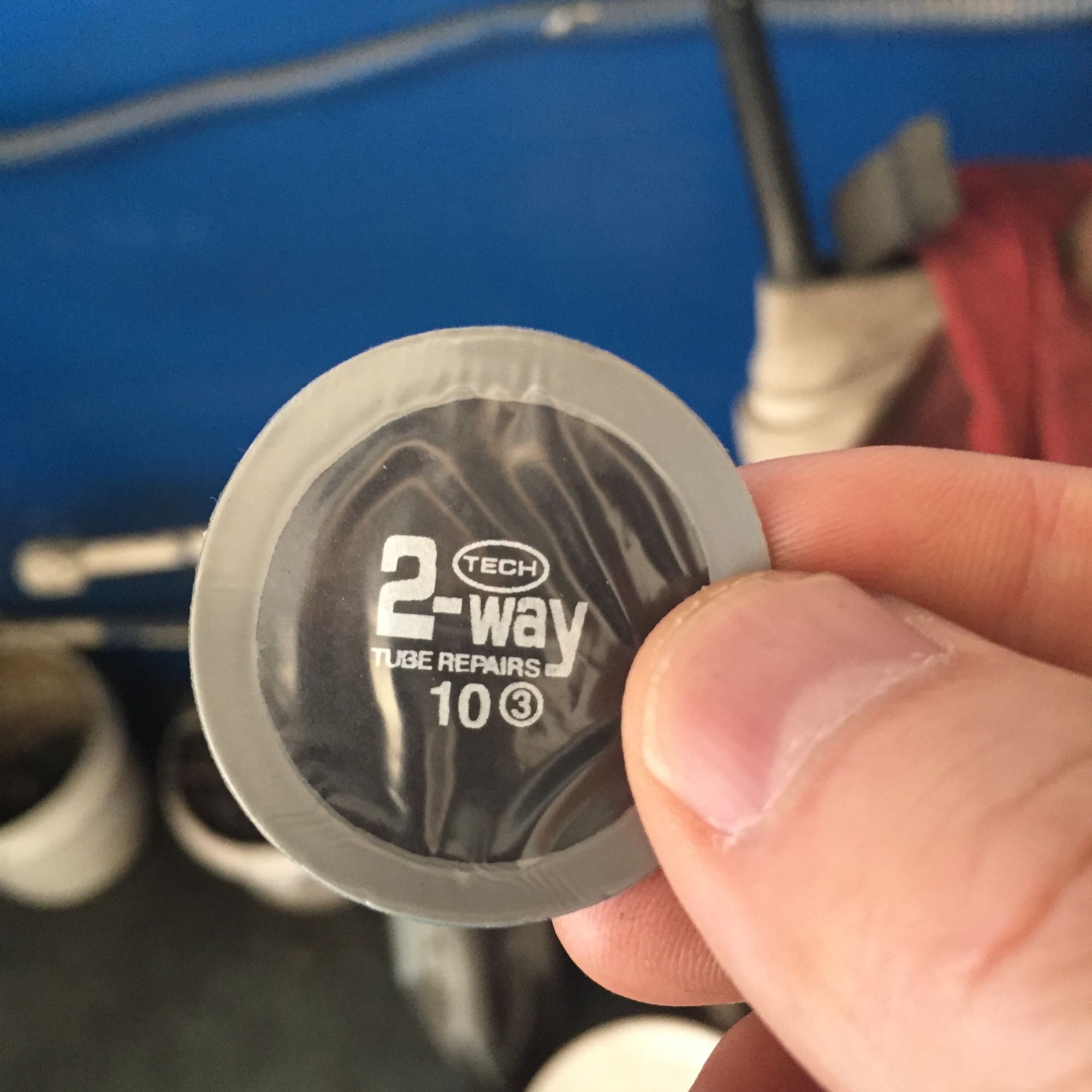 倒霉轮胎扎钉子,倒霉汽车轮胎被扎