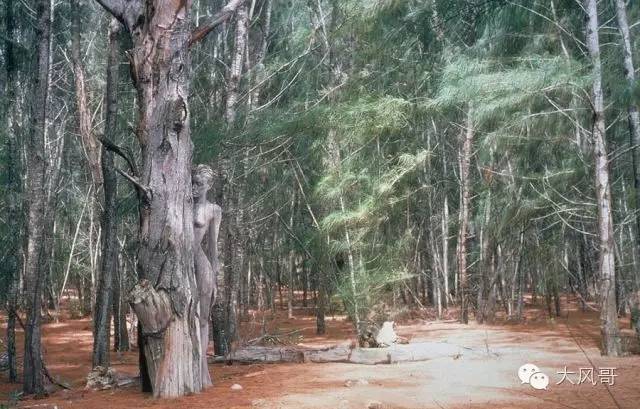 图：人体彩绘裸模藏进美景