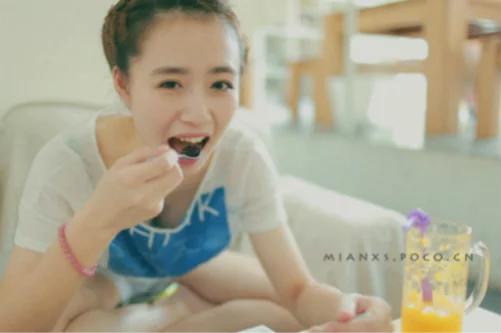 脸蛋上长痘痘的原因和解决方法,脸蛋上长痘痘是什么原因怎么办