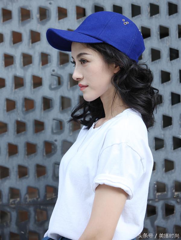 18套简单干净的白t恤穿搭合集,夏天穿白t恤太单调学我这样搭配